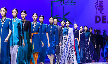 德锦·周丽 2022春夏系列亮相中国国际时装周