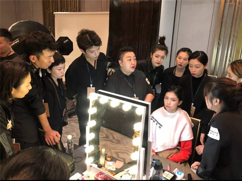 东田造型学校师生献艺劳伦斯·许品牌发布会,助力"花神"惊艳亮相"魔都
